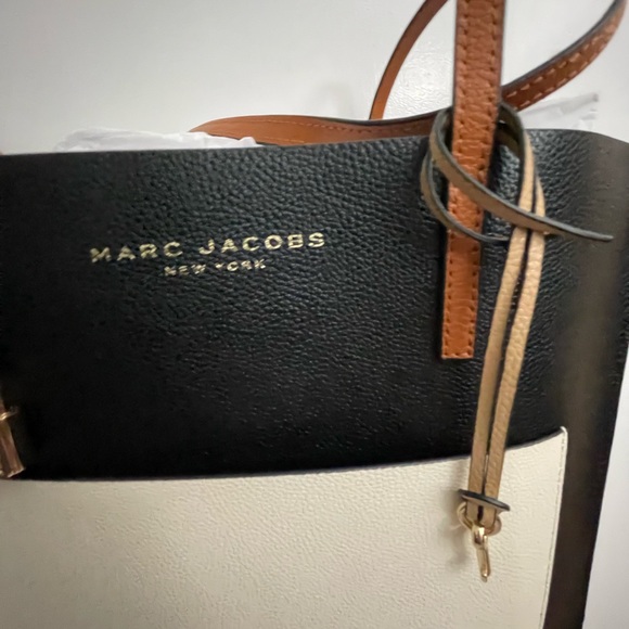 Marc Jacobs Grind Leather Tote - Picture 5 of 7